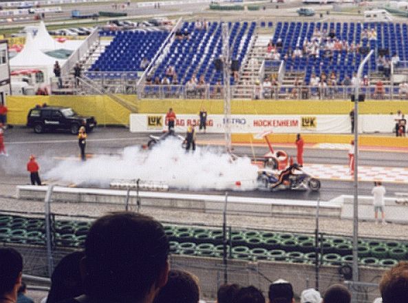 Wheelie p�ed startem - Tony Pels,  HD 2.600 cm3